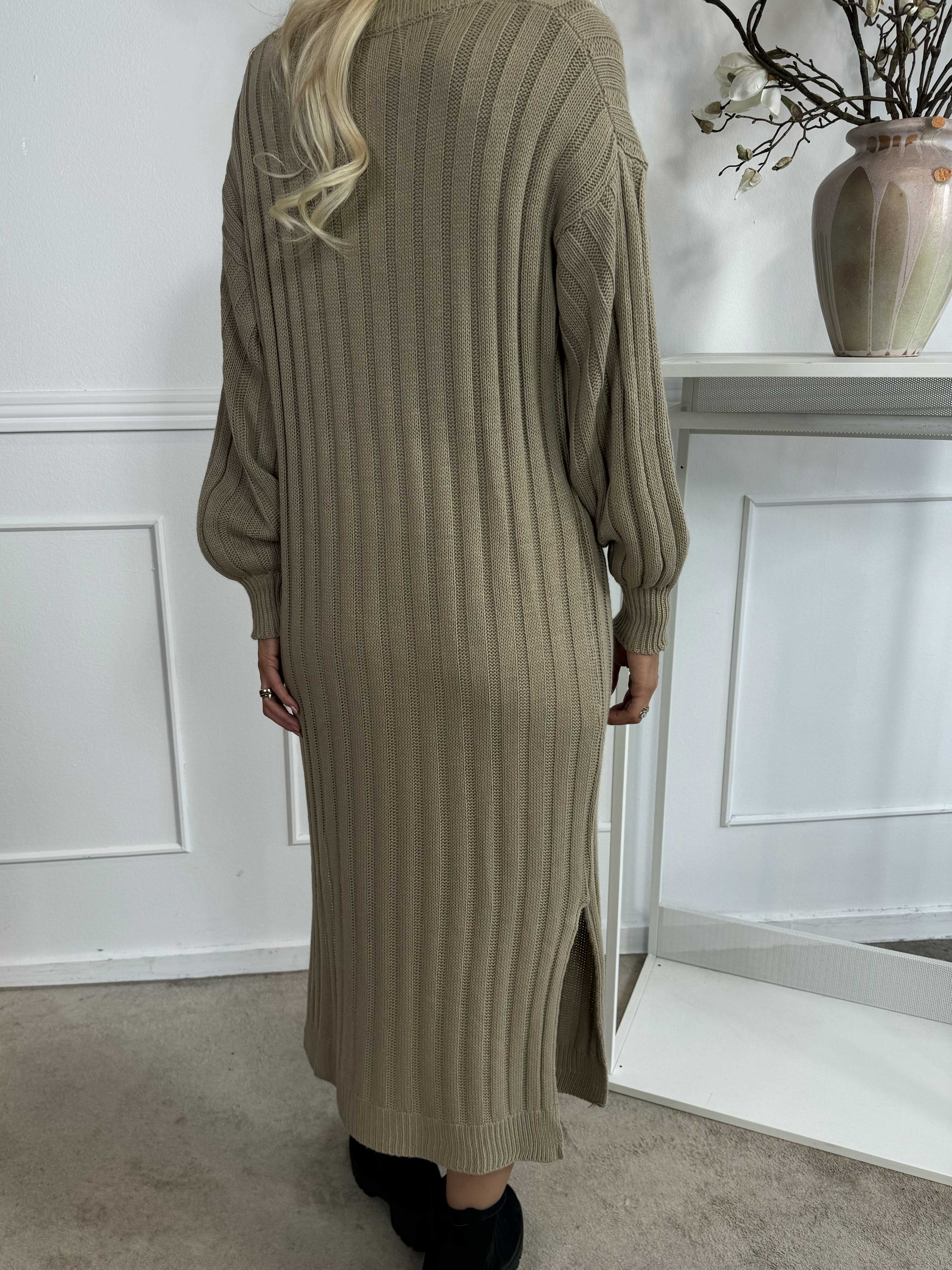 Hanine - Lang strikkjole med v-udskæring